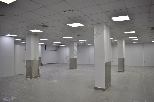 Business space for rent along the main road on Zhan Dark Boulevard in Tirana.&nbsp;
Located on the 